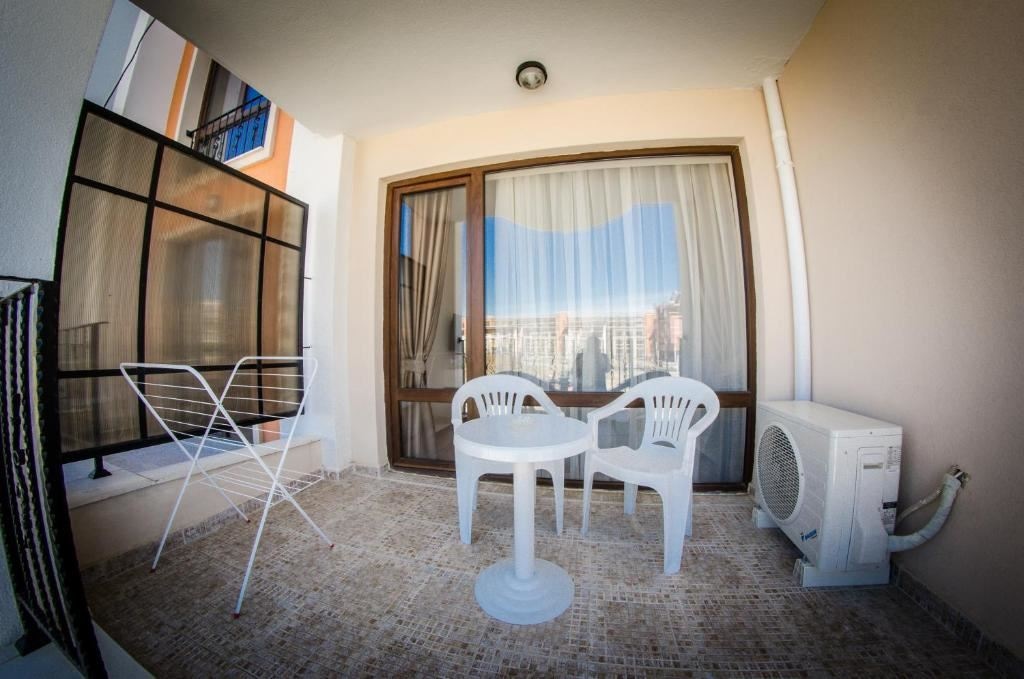 rooms-standard-apartment-balcony-or-terrace