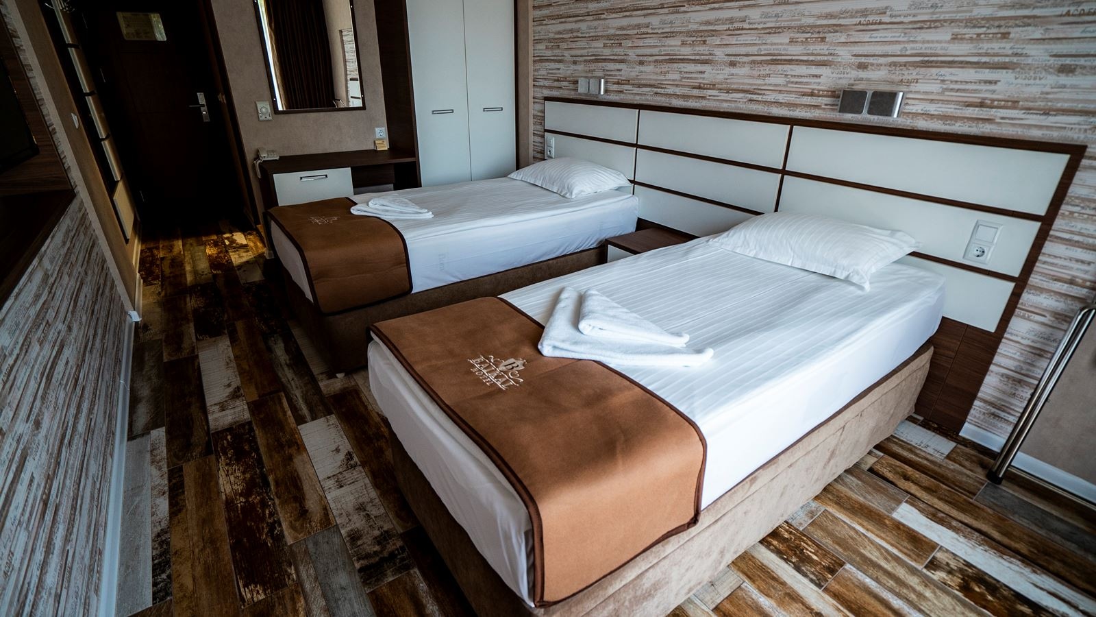 rooms-single-wchild-standard-room