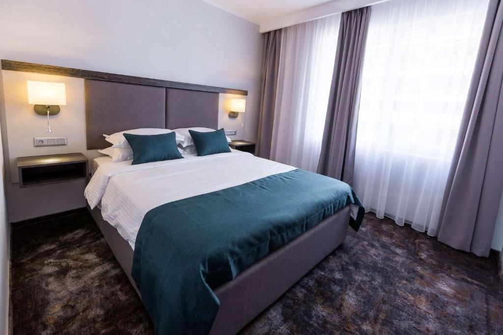 rooms-family-suite-pool-view