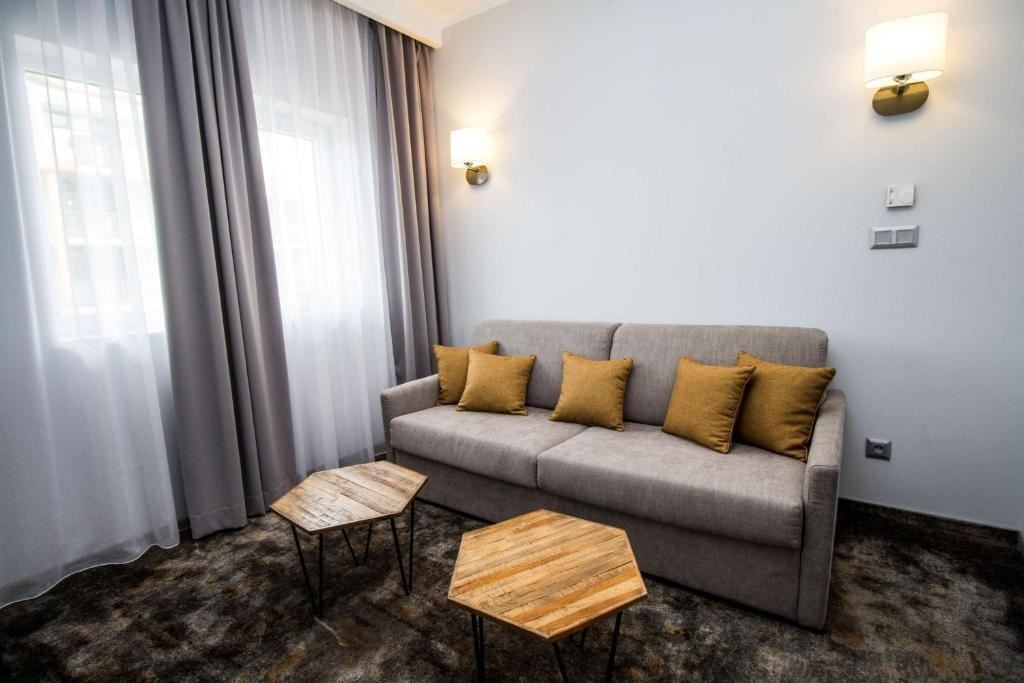 rooms-family-suite-pool-view