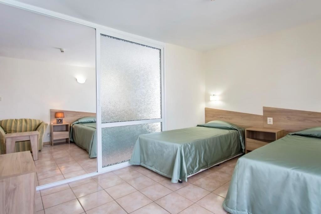 rooms-2-connecting-rooms-standard-family-room