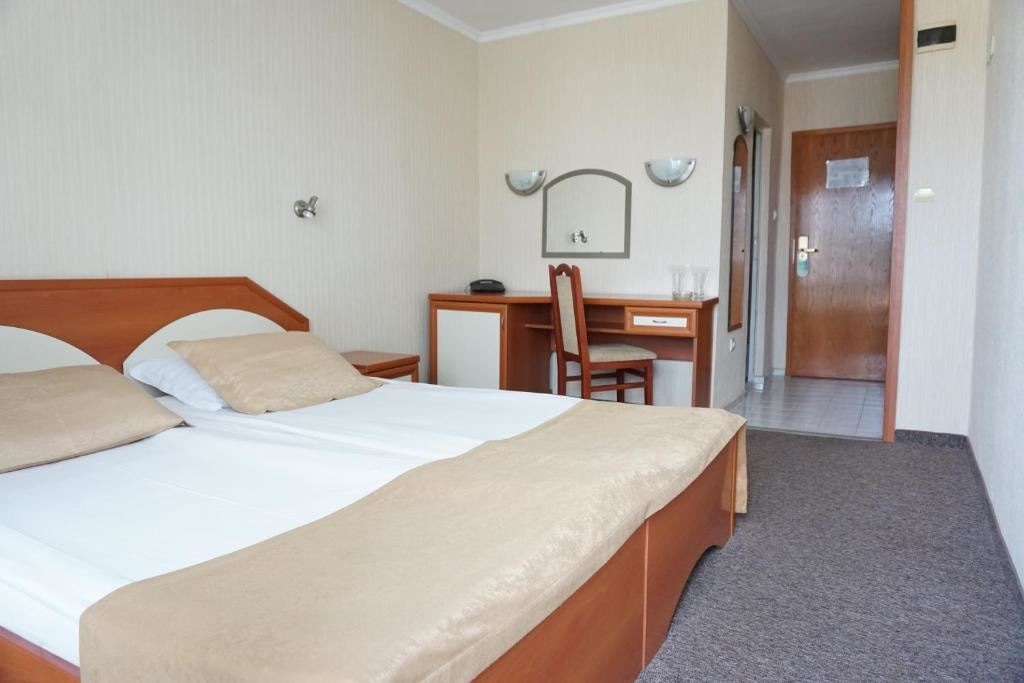 rooms-single-room-street-view