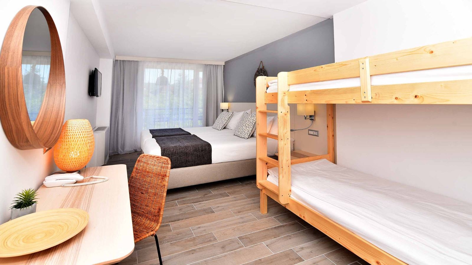 rooms-bunkbed-standard-familyroom-balcony
