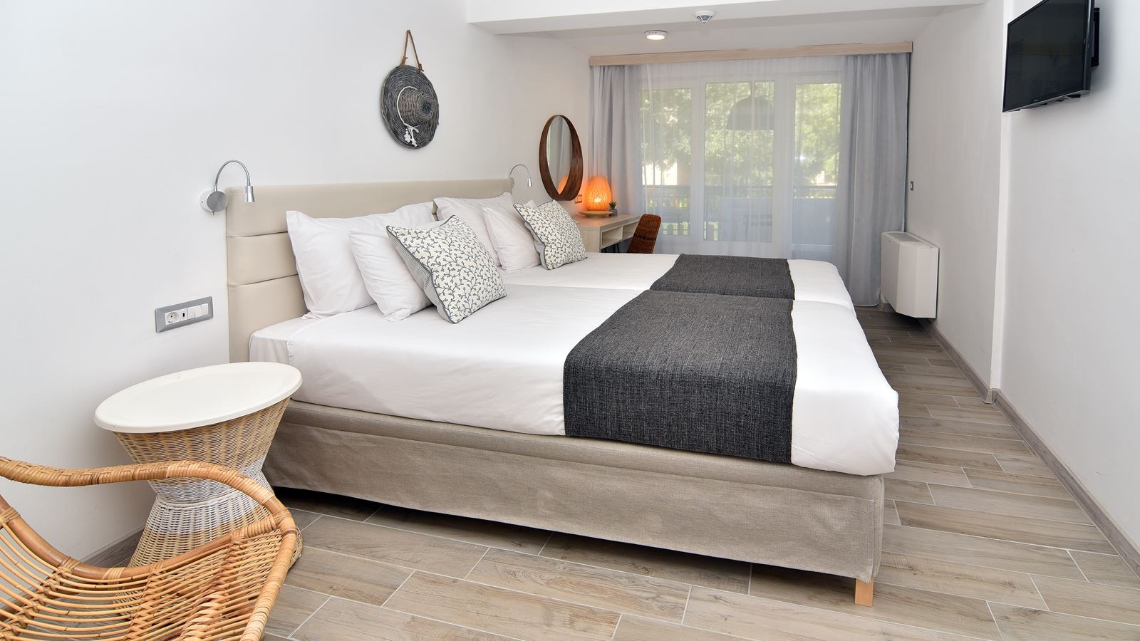rooms-single-wchild-standard-room-balcony