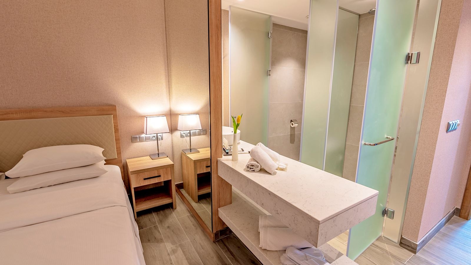 rooms-deluxe-room
