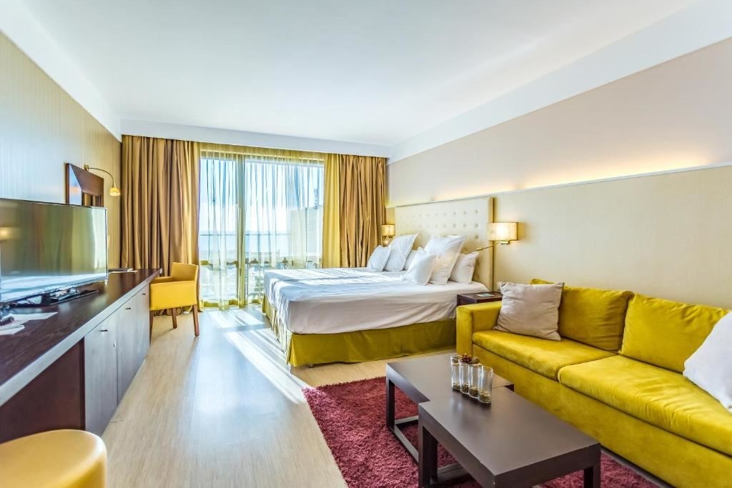 rooms-double-deluxe-room-poolview-balcony