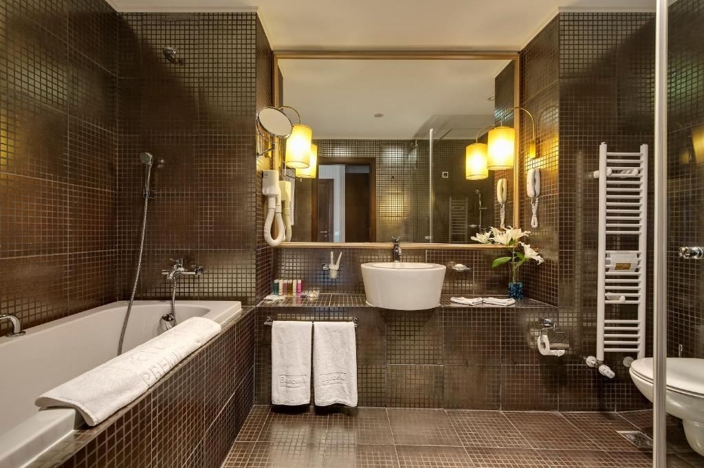 rooms-double-deluxe-room-poolview-balcony