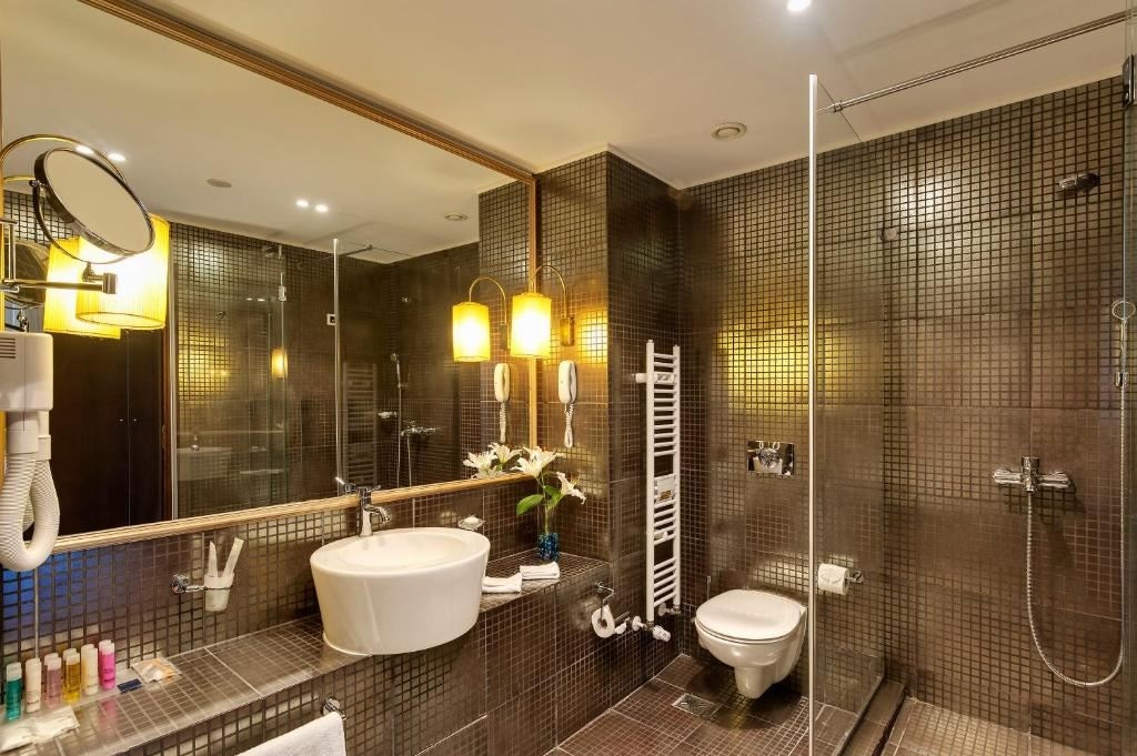 rooms-double-deluxe-room-poolview-balcony