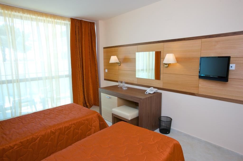 rooms-single-wchild-standard-room-balcony