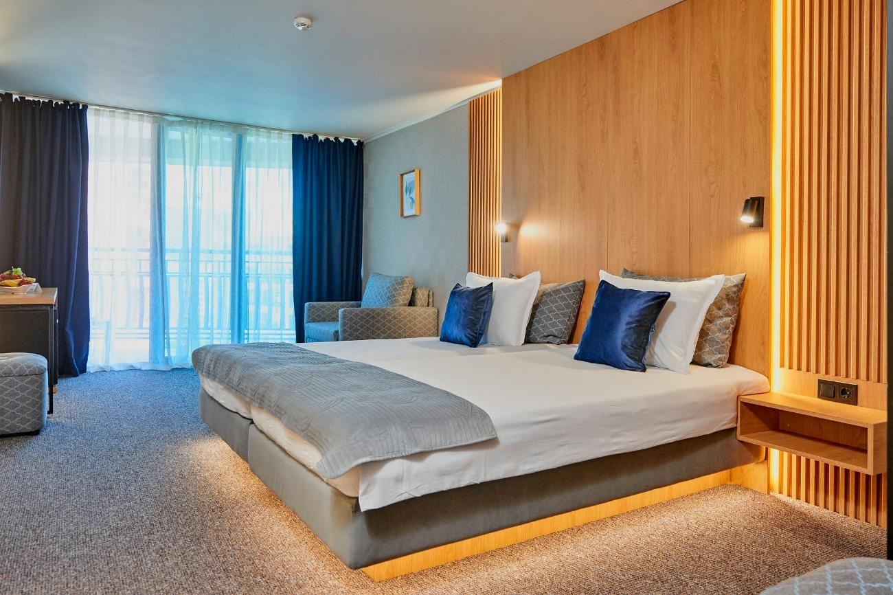 rooms-comfort-room-lateralseaview-balcony-or-terrace