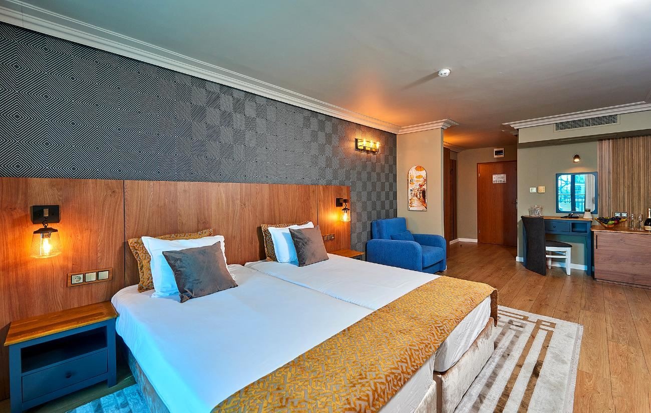 rooms-comfort-room-lateralseaview-balcony-or-terrace