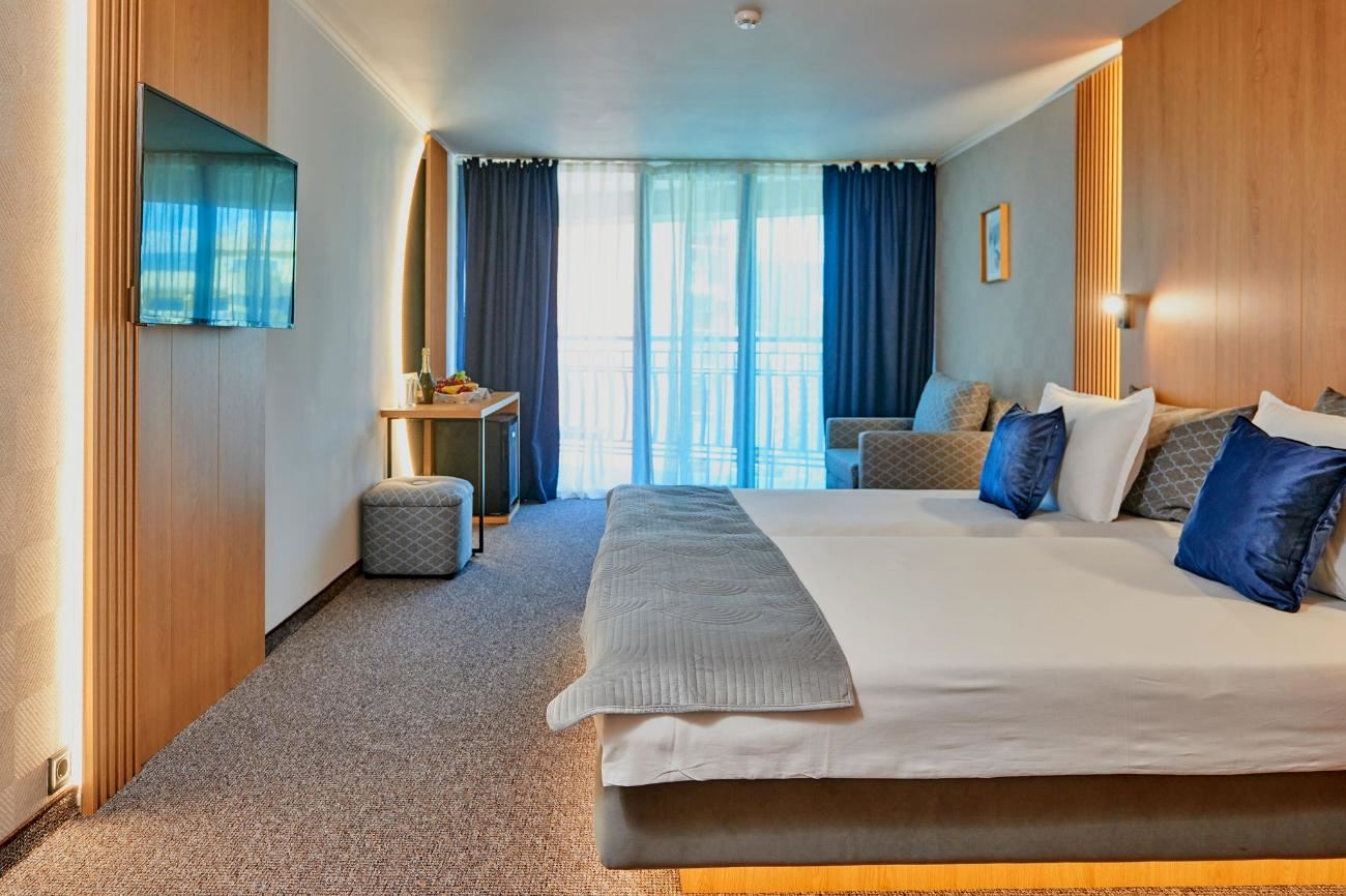 rooms-singleuse-standard-room-lateralseaview-balcony-or-terrace