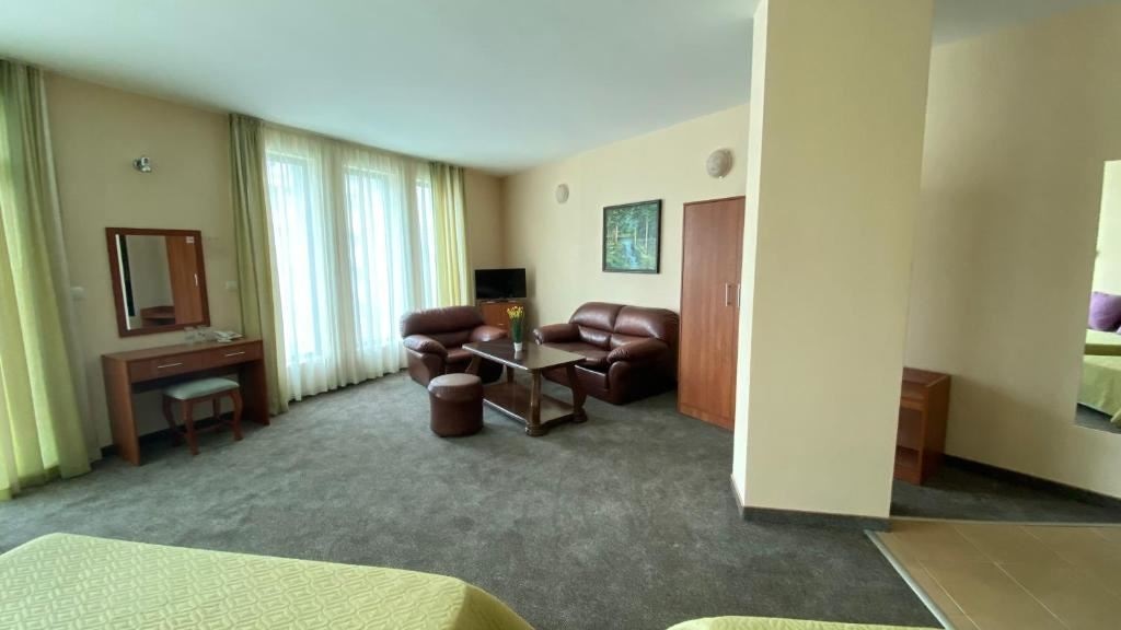 rooms-standard-family-room