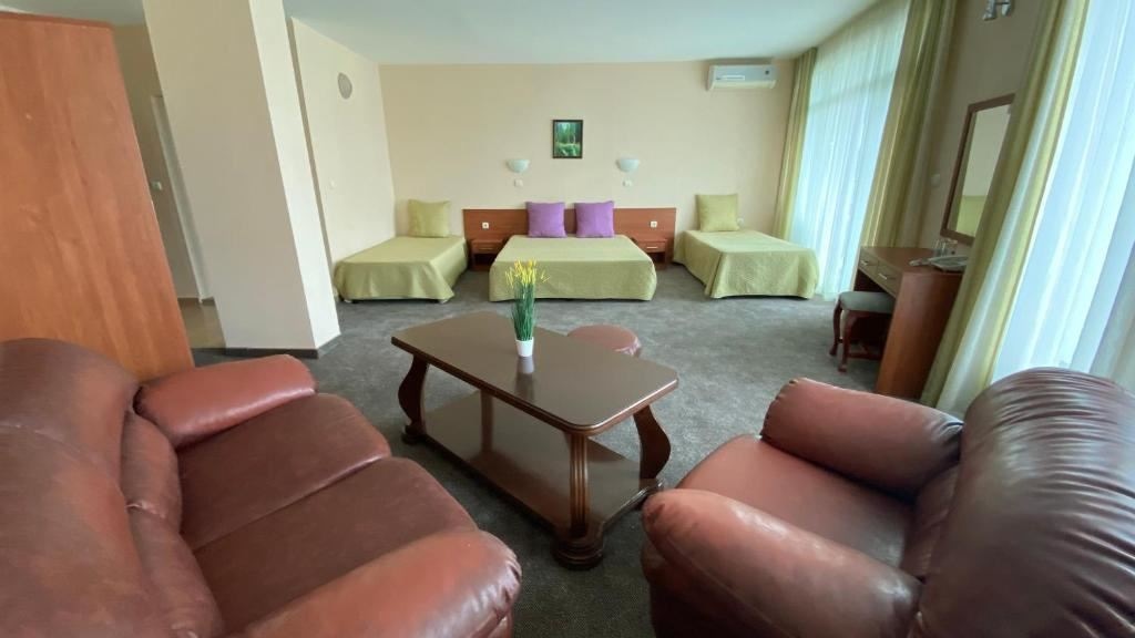 rooms-standard-family-room