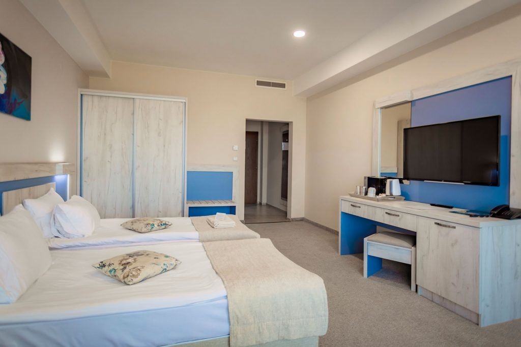 rooms-premium-double-pool-view