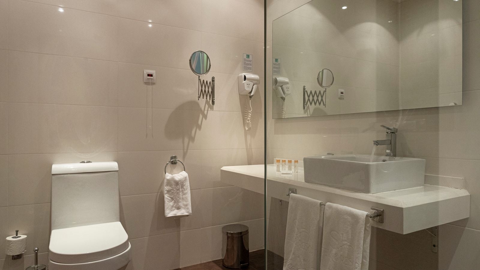 rooms-standard-room-gardenview-balcony