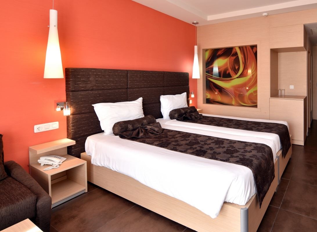 rooms-single-wchild-standard-room-seaview-balcony
