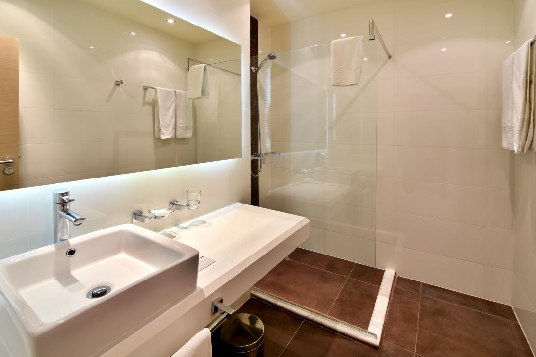 rooms-single-wchild-standard-room-gardenview-balcony