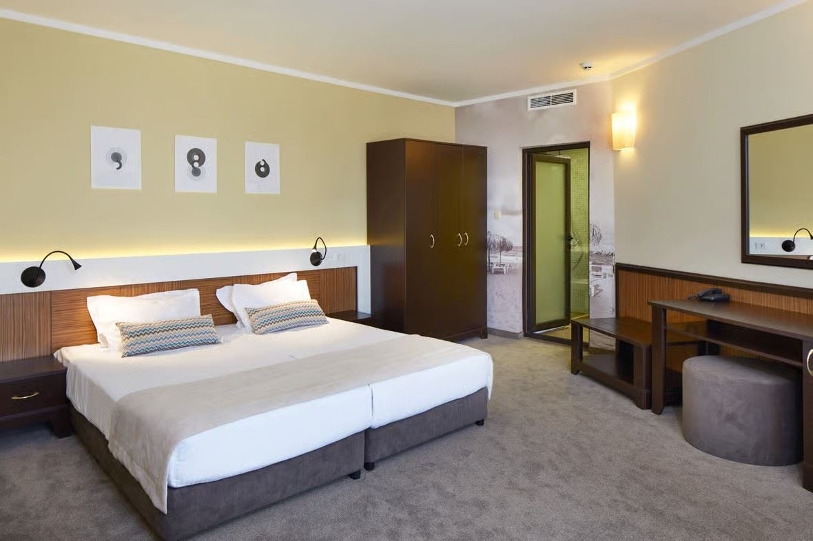 rooms-single-wchild-standard-room-lateralseaview-balcony