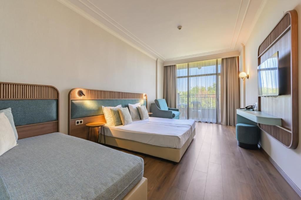rooms-deluxe-familyroom-balcony