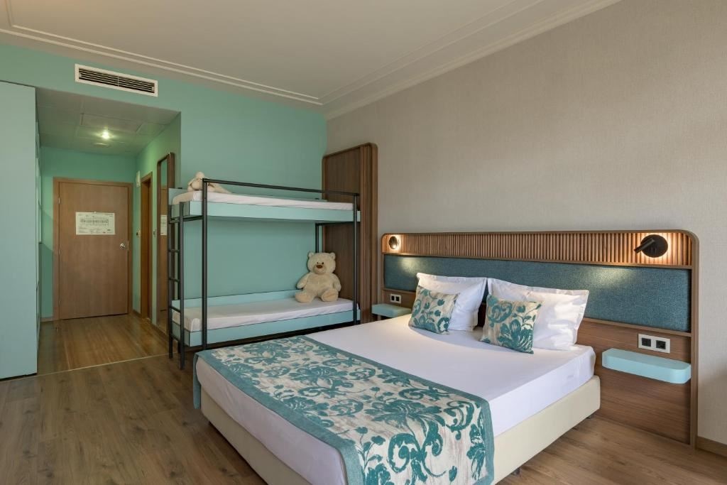 rooms-bunkbed-deluxe-familyroom-balcony