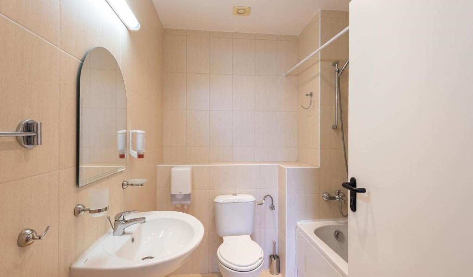 rooms-bedroom-annex-apartment--balcony-or-terrace-