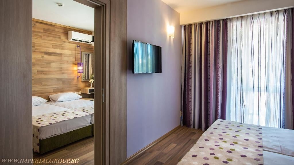 rooms-standard-familyroom-balcony