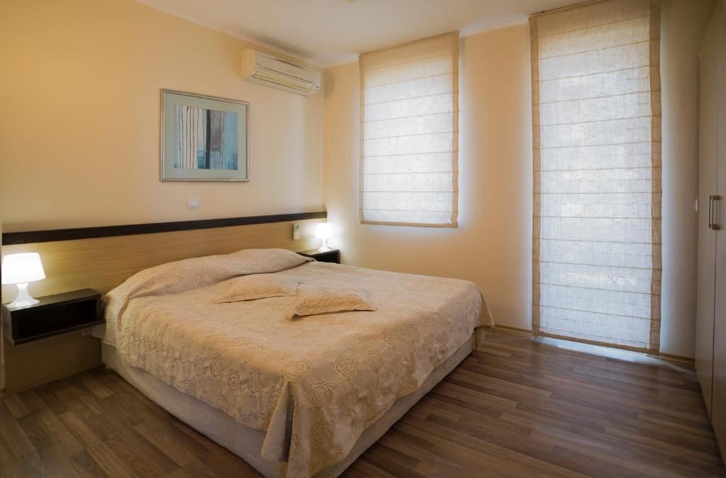 rooms-standard-apartment-poolview-balcony-or-terrace