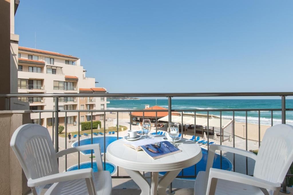 rooms-standard-apartment-seaview-balcony-or-terrace