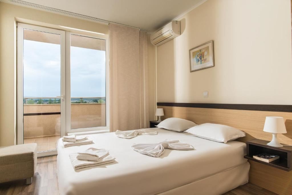 rooms-standard-apartment-seafront-balcony-or-terrace
