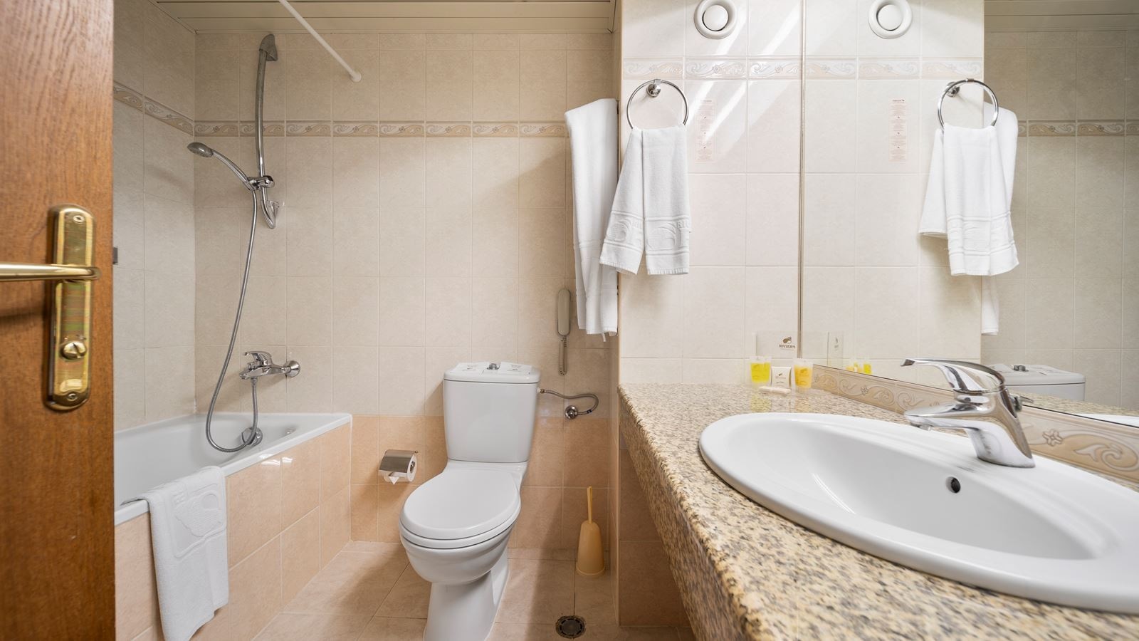 rooms-standard-room-seaview-balcony
