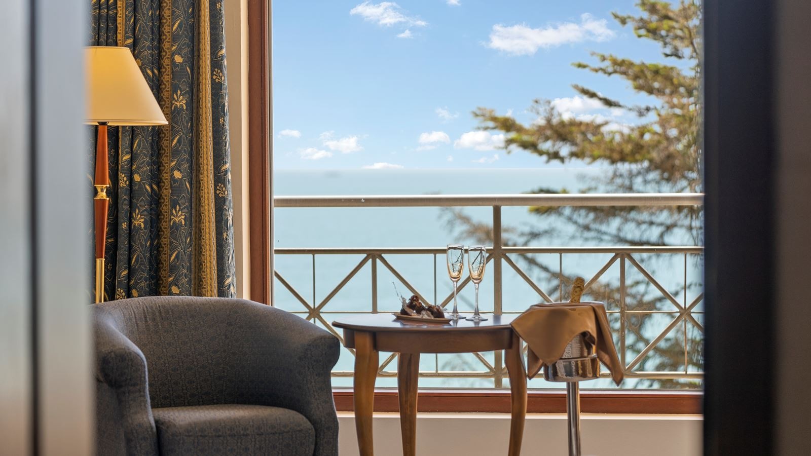 rooms-2-connecting-rooms-standard-family-room-seaview-balcony