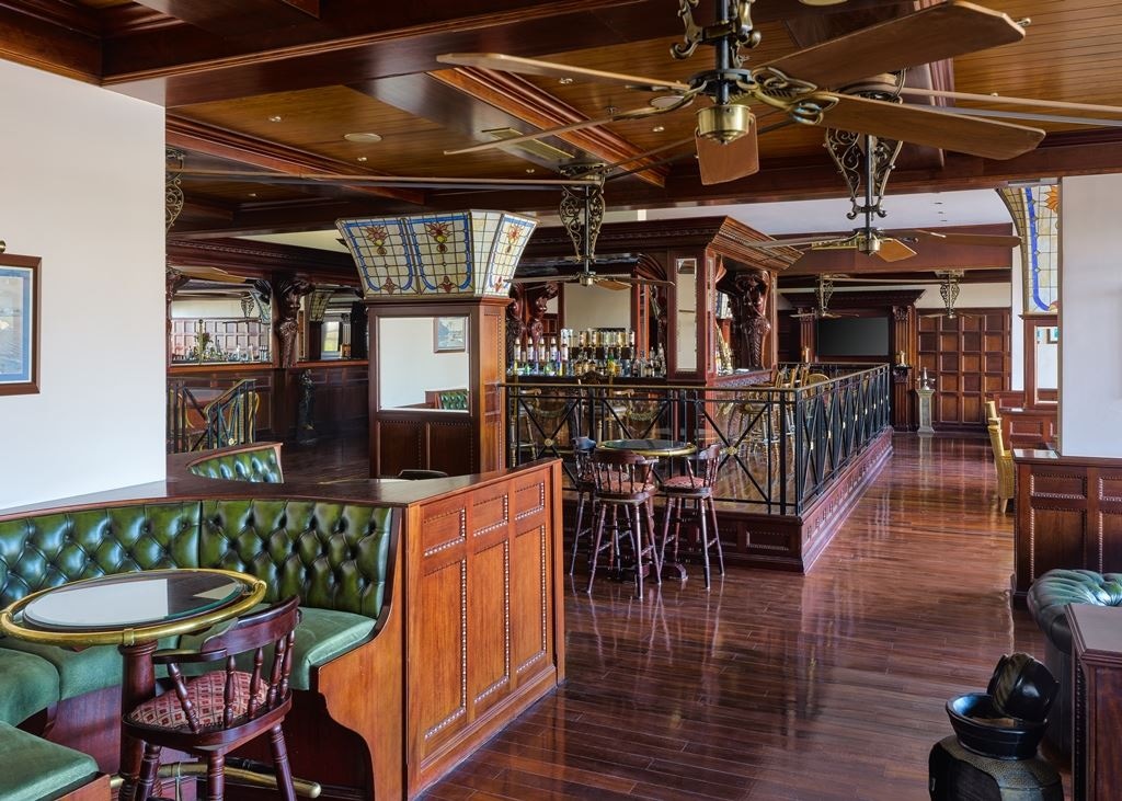 bars-johnnys-bar