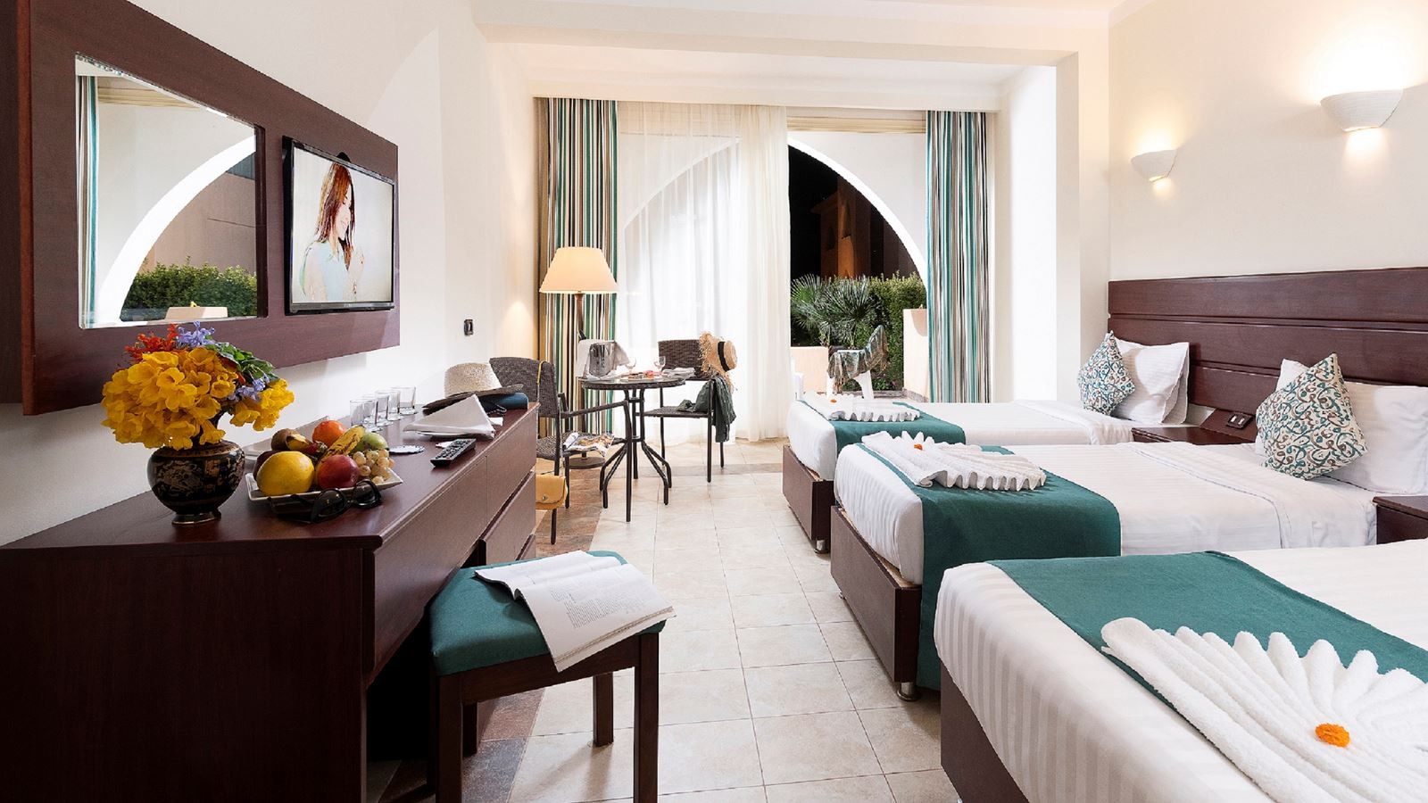 rooms-premium-family-room-garden-view