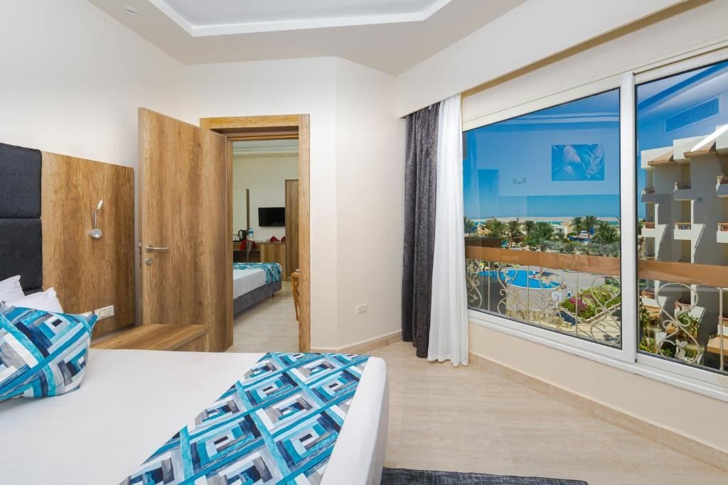 rooms-deluxe-family-room