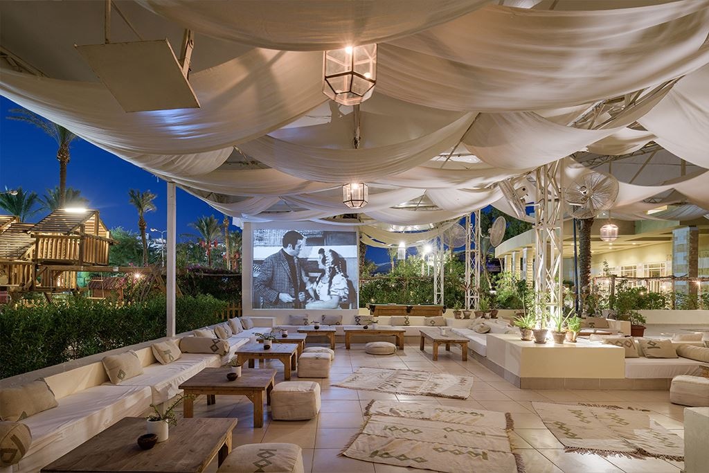 bars-zaza-lounge-smoking-area