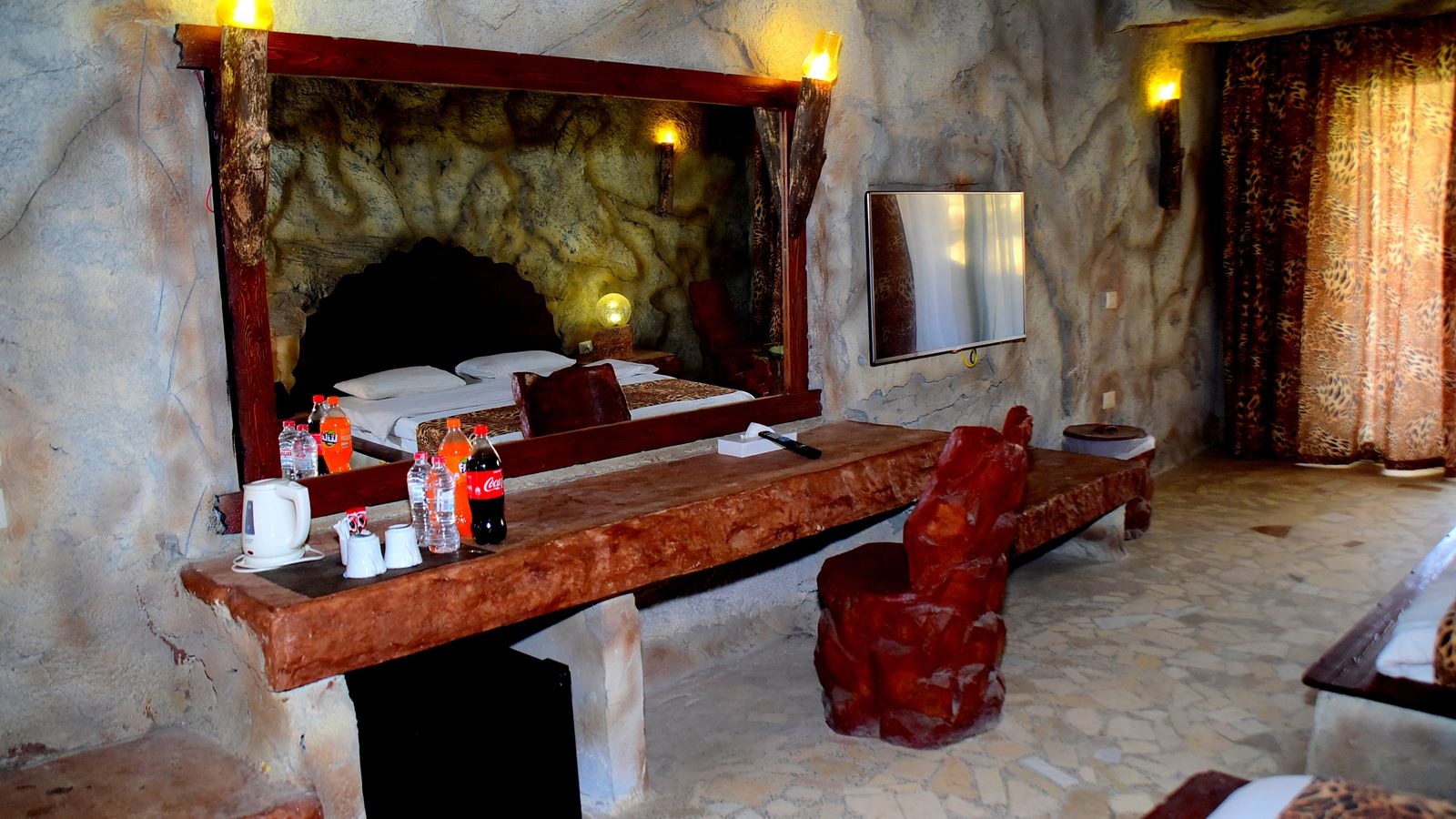 rooms-standard-pool-view-cave