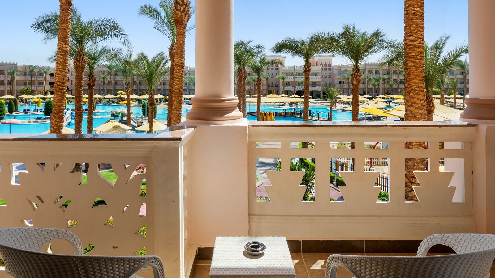 rooms-room-standard-pool-view