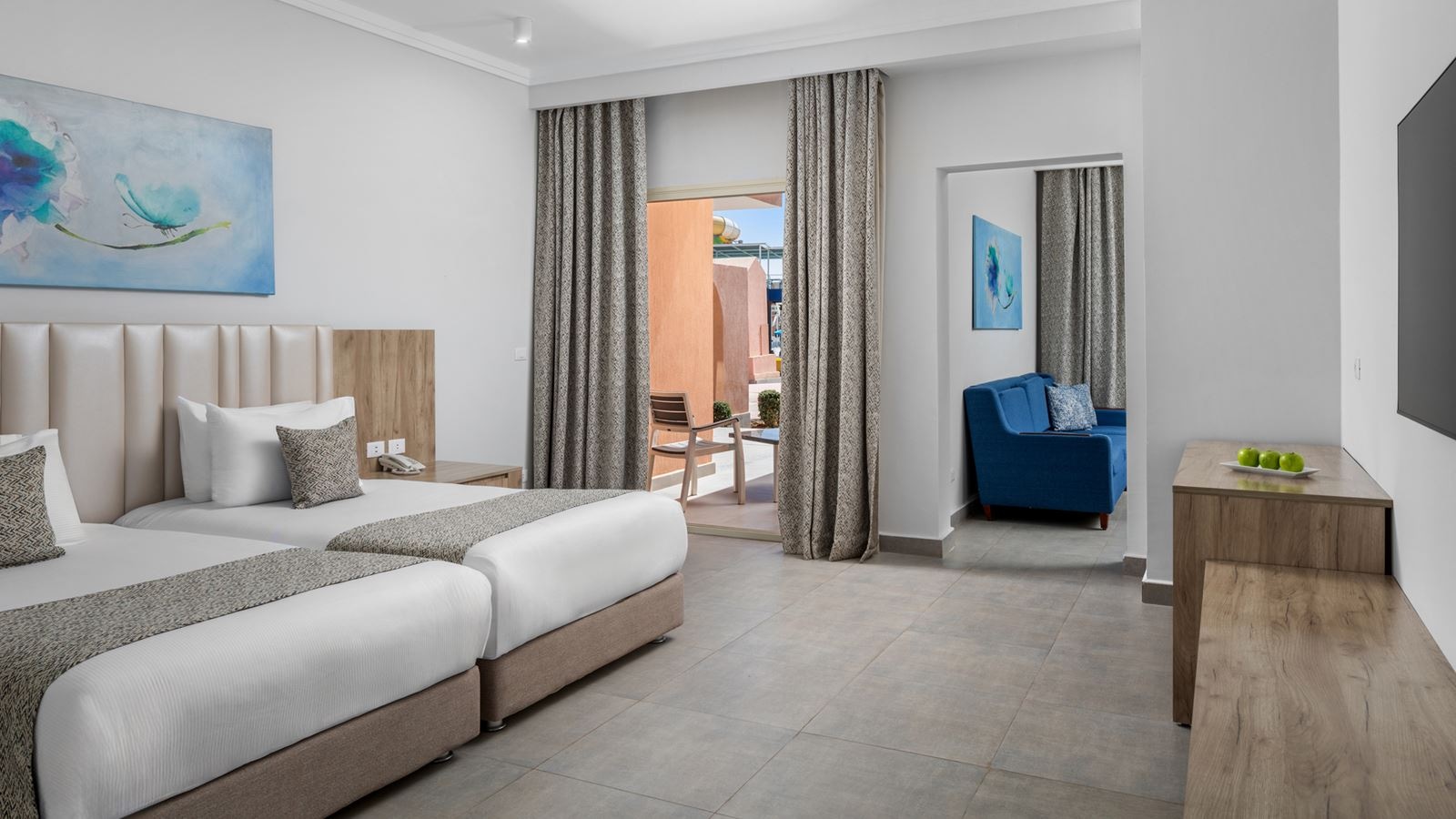 rooms-family-02-bed-rooms-pool-view