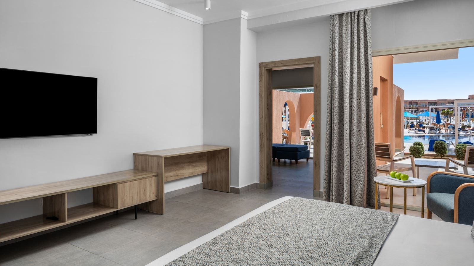 rooms-family-02-bed-rooms-pool-view