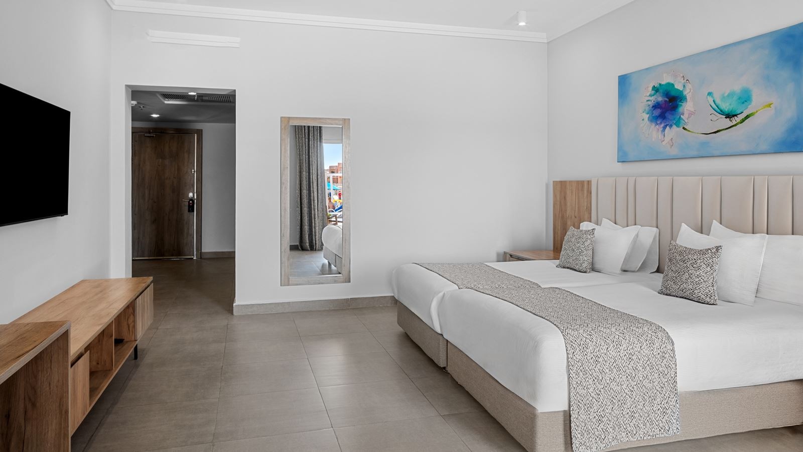 rooms-family-02-bed-rooms-pool-view