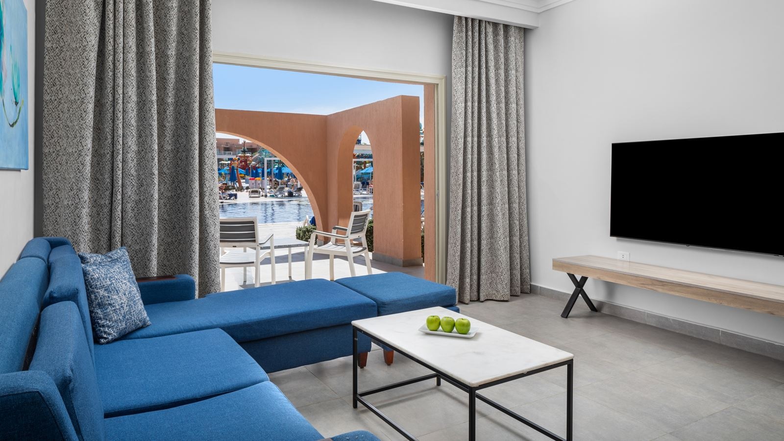 rooms-family-02-bed-rooms-pool-view