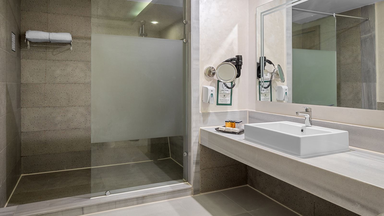 rooms-family-02-bed-rooms-pool-view