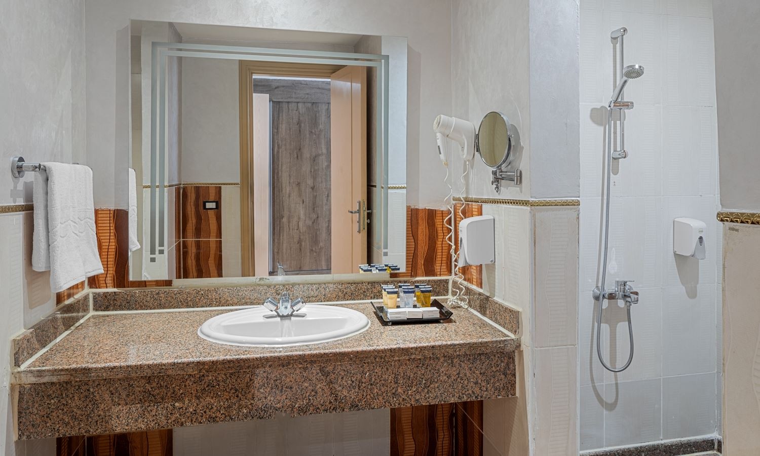 rooms-standard-room-garden-or-pool-view