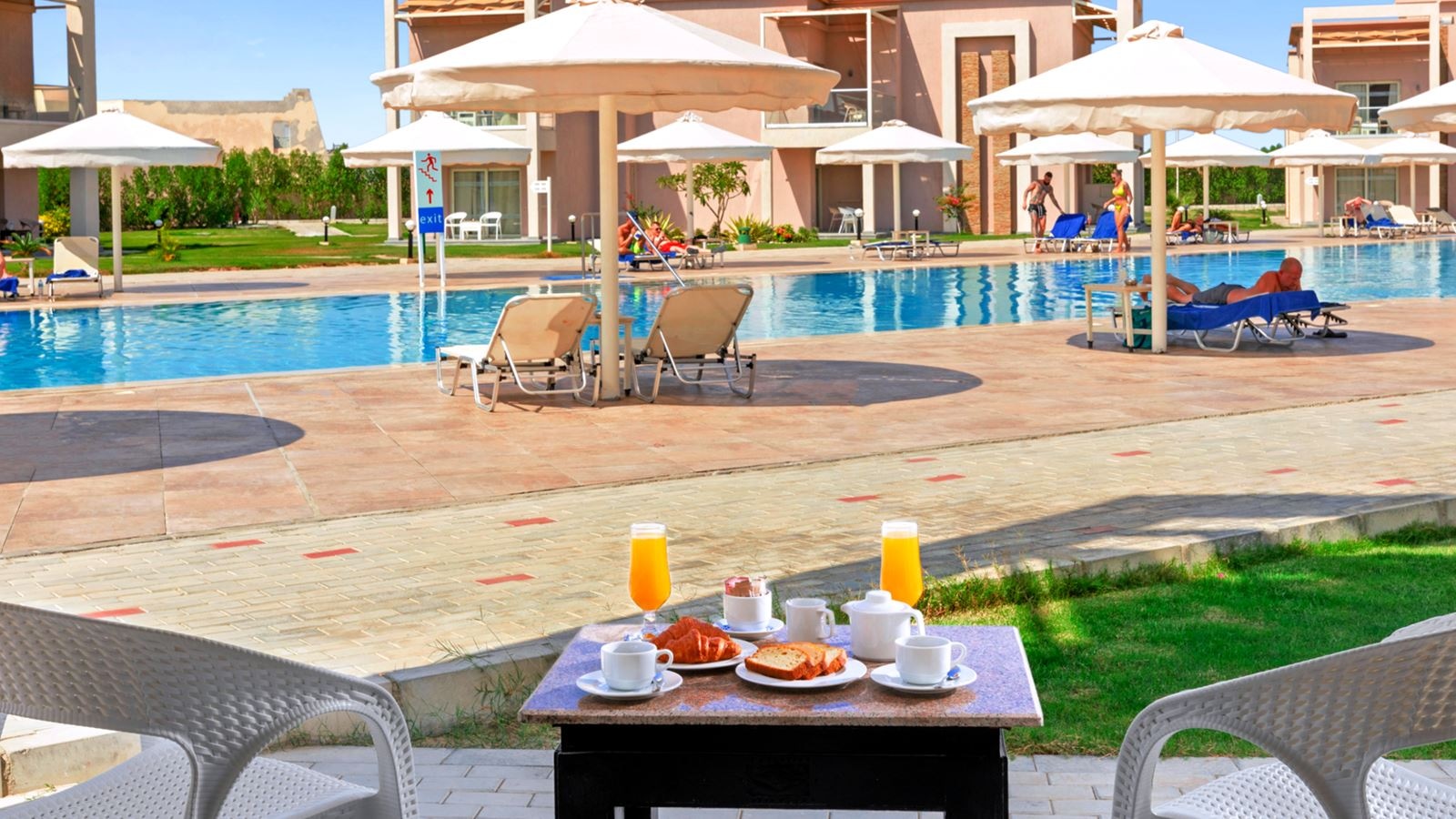 rooms-standard-room-pool-view