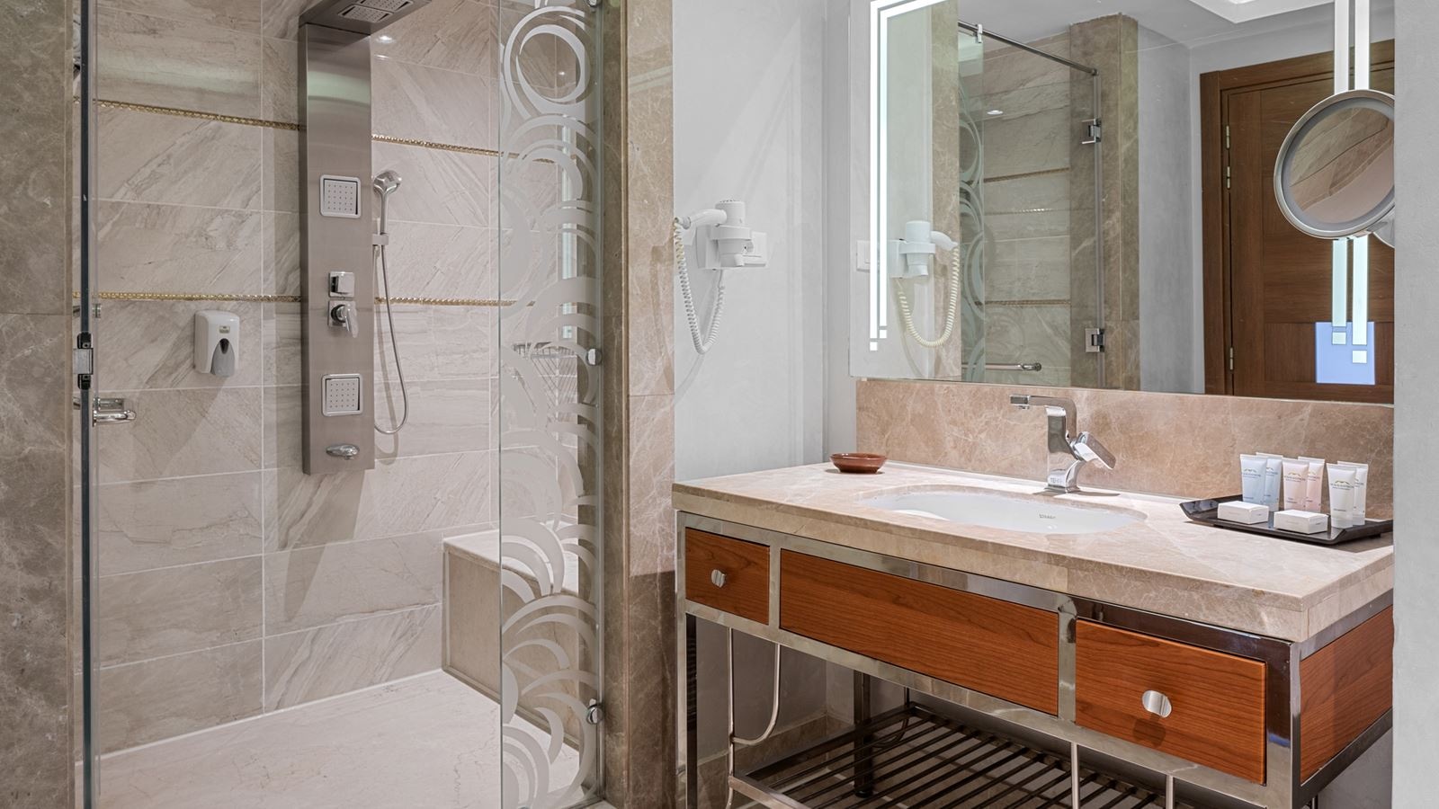 rooms-family-room-pool-view