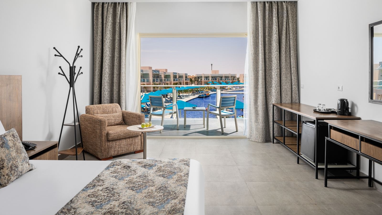 rooms-deluxe-room-pool-view