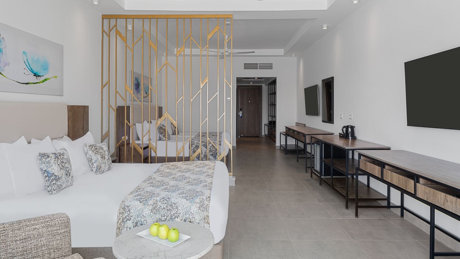 rooms-deluxe-suite-pool-view