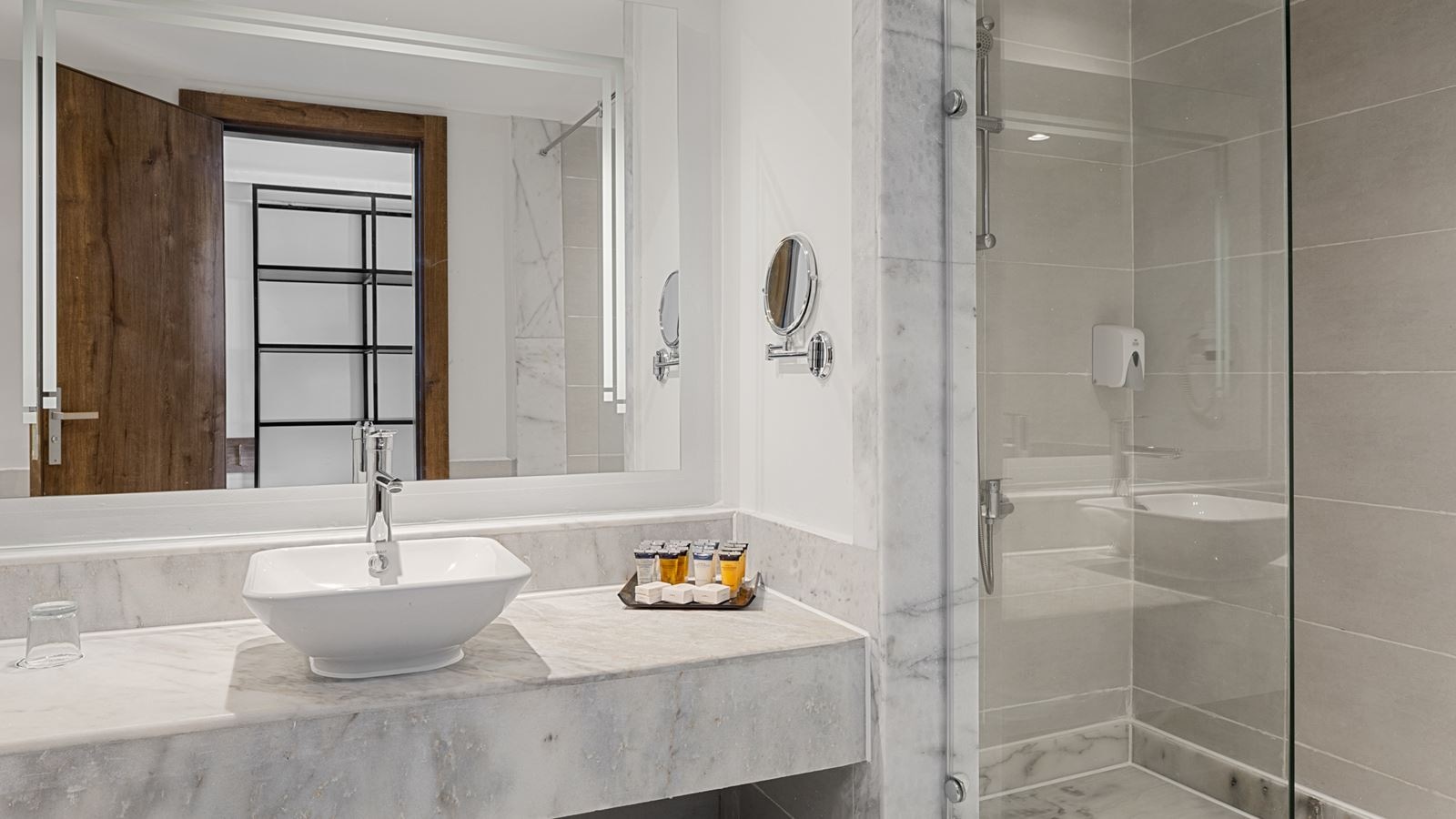 rooms-deluxe-suite-pool-view