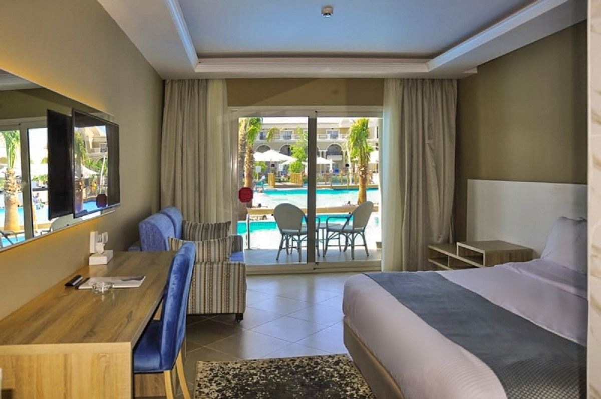 rooms-swim-up-room